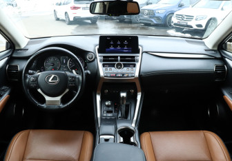 Подержанный автомобиль Lexus NX 2019 года (12 фото)