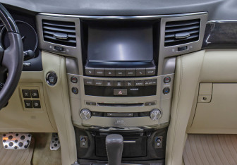 Подержанный автомобиль Lexus LX 2015 года (15 фото)