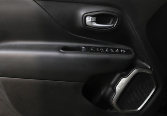 Подержанный автомобиль Jeep Renegade 2019 года (16 фото)