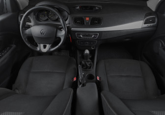 Подержанный автомобиль Renault Fluence 2011 года (15 фото)