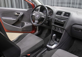 Подержанный автомобиль Volkswagen Polo Sedan 2012 года (11 фото)