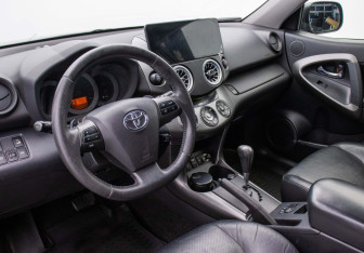 Подержанный автомобиль Toyota RAV4 2012 года (9 фото)
