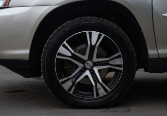 Подержанный автомобиль Lexus RX 2005 года (20 фото)