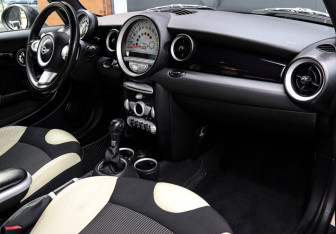 Подержанный автомобиль MINI Hatch 2008 года (9 фото)