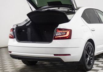 Подержанный автомобиль Skoda Octavia Liftback 2018 года (20 фото)
