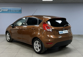 Подержанный автомобиль Ford Fiesta Hatchback 2015 года (7 фото)