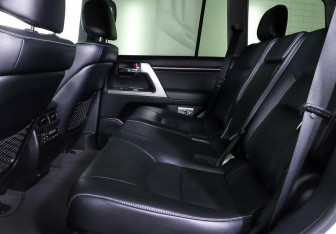 Подержанный автомобиль Toyota Land Cruiser Suv 2015 года (17 фото)