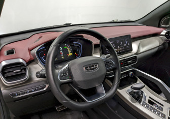 Подержанный автомобиль Geely Coolray 2023 года (13 фото)