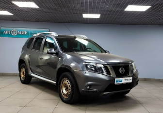 Подержанный автомобиль Nissan Terrano 2015 года (3 фото)