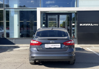 Подержанный автомобиль Ford Focus Sedan 2011 года (6 фото)