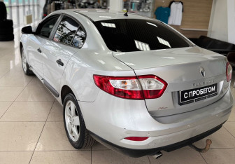Подержанный автомобиль Renault Fluence 2010 года (8 фото)