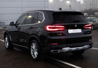 Подержанный автомобиль BMW X5 2020 года (7 фото)