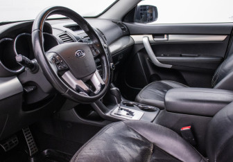 Подержанный автомобиль Kia Sorento 2010 года (9 фото)