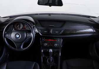 Подержанный автомобиль BMW X1 2010 года (17 фото)