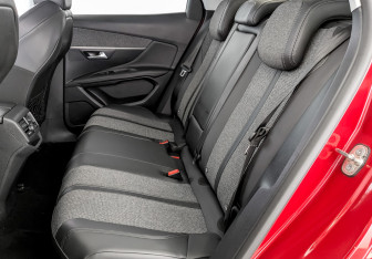 Подержанный автомобиль Peugeot 3008 2018 года (12 фото)