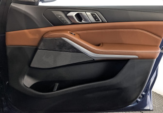 Подержанный автомобиль BMW X5 2021 года (25 фото)