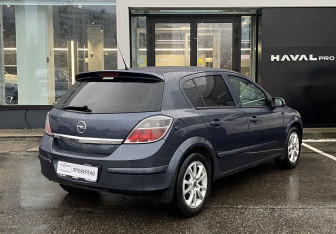Подержанный автомобиль Opel Astra Sedan 2008 года (5 фото)