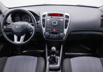 Подержанный автомобиль Kia Ceed Wagon 2011 года (13 фото)