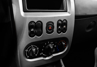 Подержанный автомобиль Renault Sandero 2013 года (13 фото)