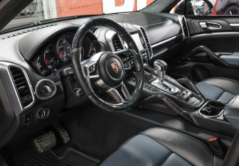 Подержанный автомобиль Porsche Cayenne 2015 года (16 фото)