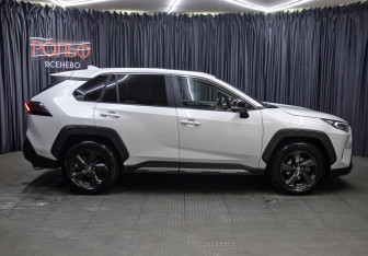 Подержанный автомобиль Toyota RAV4 2022 года (4 фото)