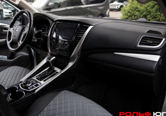 Подержанный автомобиль Mitsubishi Pajero Sport 2017 года (7 фото)