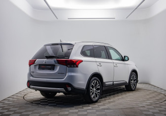 Подержанный автомобиль Mitsubishi Outlander 2018 года (5 фото)