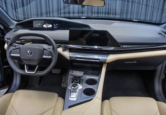 Подержанный автомобиль Changan UNI-V 2023 года (14 фото)