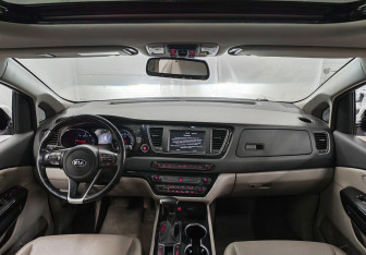 Подержанный автомобиль Kia Carnival 2018 года (12 фото)