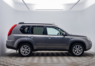 Подержанный автомобиль Nissan X-Trail 2012 года (4 фото)