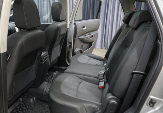 Подержанный автомобиль Nissan Qashqai+2 2010 года (12 фото)