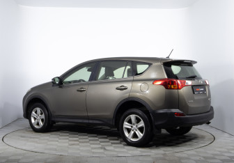 Подержанный автомобиль Toyota RAV4 2013 года (7 фото)