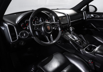 Подержанный автомобиль Porsche Cayenne 2016 года (14 фото)