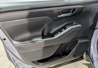 Подержанный автомобиль Toyota Highlander 2021 года (17 фото)