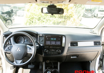 Подержанный автомобиль Mitsubishi Outlander 2013 года (10 фото)