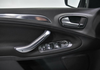 Подержанный автомобиль Ford S-MAX 2013 года (12 фото)