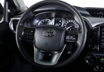 Подержанный автомобиль Toyota Hilux 2022 года (13 фото)