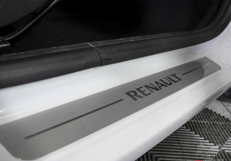 Подержанный автомобиль Renault Logan Sedan 2017 года (15 фото)