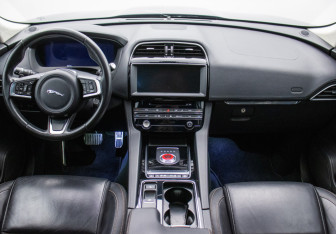 Подержанный автомобиль Jaguar F-Pace 2018 года (13 фото)