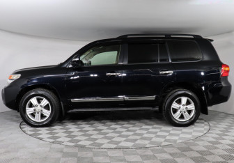 Подержанный автомобиль Toyota Land Cruiser Suv 2012 года (8 фото)