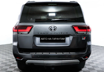 Подержанный автомобиль Toyota Land Cruiser Suv 2021 года (6 фото)