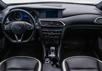 Подержанный автомобиль Infiniti Q30 2017 года (13 фото)