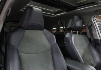 Подержанный автомобиль Toyota RAV4 2024 года (12 фото)