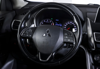Подержанный автомобиль Mitsubishi Eclipse Cross 2018 года (13 фото)