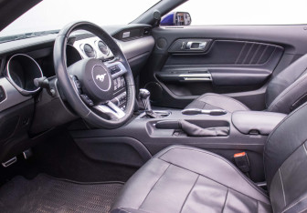 Подержанный автомобиль Ford Mustang Convertible 2020 года (13 фото)