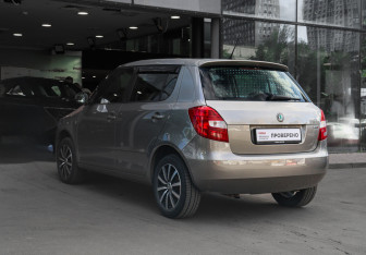 Подержанный автомобиль Skoda Fabia Hatchback 2012 года (6 фото)