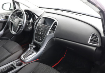 Подержанный автомобиль Opel Astra Sedan 2013 года (6 фото)