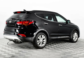 Подержанный автомобиль Hyundai Santa Fe 2017 года (3 фото)