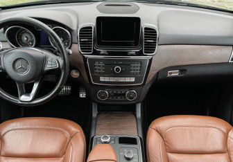 Подержанный автомобиль Mercedes-Benz GLE 2015 года (12 фото)
