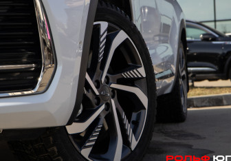 Подержанный автомобиль Geely Monjaro 2024 года (26 фото)